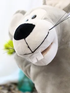 Gros plan de jolie marionnette à main en peluche souris, jouet gant animal doux pour enfants.