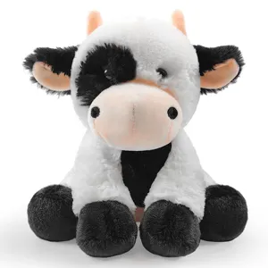 Gros plan détaillé d'un adorable jouet en peluche de vache noire et blanche très doux.