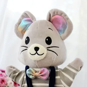 Joli jouet marionnette à main souris en peluche grise avec oreilles colorées pour enfants et histoires.