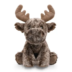 Gros plan détaillé de la jolie peluche d'élan marron avec une texture douce et de grands bois.