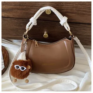 Sac à épaule croissant marron pour femme, sac bandoulière élégant minimaliste en cuir.