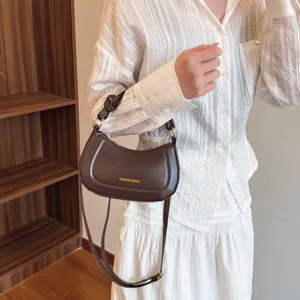 Sac à bandoulière croissant marron foncé élégant pour femme, sac à main minimaliste chic.
