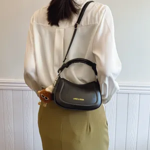 Sac bandoulière croissant minimaliste uni pour femme sac casual tendance avec pendentif en peluche