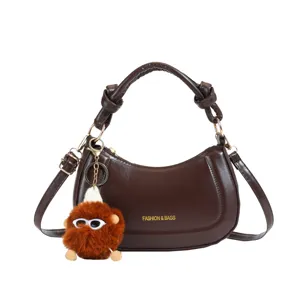 Sac à bandoulière croissant marron foncé pour femme en cuir PU avec charm peluche