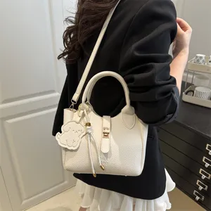 Sac cabas en cuir motif litchi pour femme, sac bandoulière minimaliste et élégant.