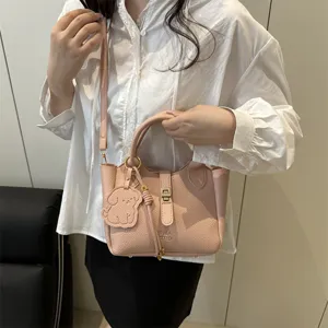 Sac cabas rose motif litchi avec charmot chiot, sac à bandoulière chic pour femme.