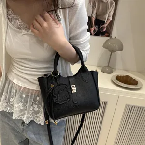 Sac cabas noir motif litchi pour femme, élégant sac bandoulière de travail avec serrure chic.