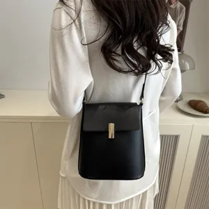 Minimalist black crossbody shoulder bag for women, stylish chic daily commute handbag.