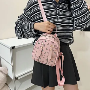 Joli mini sac à dos à imprimé d'ours pour femmes, sac de jour décontracté avec bretelles.