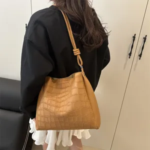Borsa a tracolla vintage marrone con stampa coccodrillo, shopper capiente ed elegante stile chic