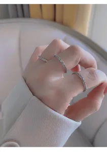 Delicati anelli impilabili scintillanti in argento S925, design di nicchia minimalista.