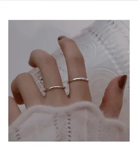 Nahaufnahme Detailansicht minimalistischer Sterlingsilber schlichter Ringe, eleganter Stil.