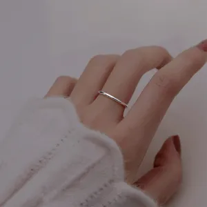 Minimalistischer 999 Silber schlichter Ring, zarter dünner Band Schmuck Detailaufnahme.