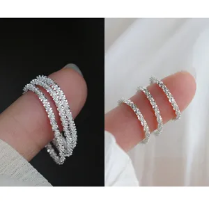 Delicado anillo apilable brillante de plata de ley 925, joya elegante y minimalista.