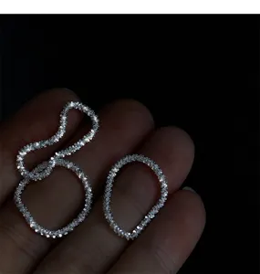 Primer plano detallado de anillos brillantes de plata esterlina con destellos deslumbrantes.
