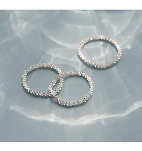 Anillos apilables brillantes de plata esterlina 925 con textura fina para mujeres.