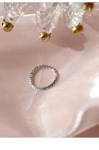 Vista di dettaglio dell'anello morbido scintillante in argento sterling S925, design minimal.