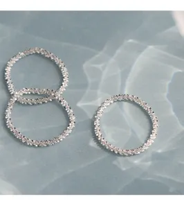 Anillo apilable texturizado plateado en detalle, diseño de moda minimalista para uso diario.