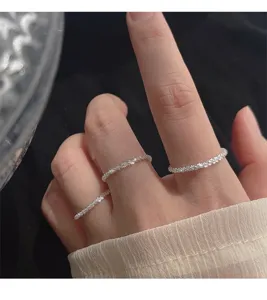 Elegantes anillos apilables delicados de plata 925 con detalles brillantes para mujeres.