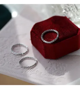 Anelli impilabili morbidi e scintillanti in argento S925, dettaglio minimalista chic da giorno.
