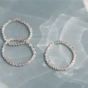 Anillos apilables brillantes de plata de ley 925 para mujer, vista principal de moda.