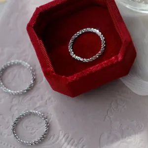 Anello morbido scintillante in vero argento S925 donna, anello impilabile minimalista alla moda.