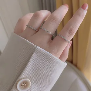 Anello impilabile minimalista in argento sterling S925, design brillante delicato per donne.