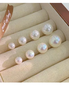Klassische elegante weiße und schimmernde mehrgrößige runde Perlen Schmuckaccessoires für Frauen.