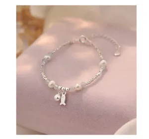 Zauberhaftes S925 Silber Perlenarmband Detail mit süßem Fisch-Anhänger im süßen Stil.