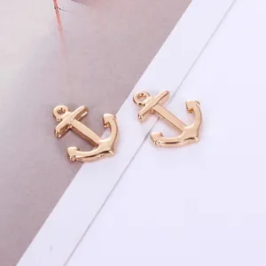 Goldene Legierung Anker Anhänger Detailaufnahme, ideal für DIY Schmuckherstellung.