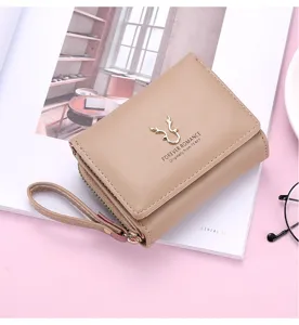 Portefeuille court à trois volets pour femme en cuir PU avec joli décor de bois de cerf.