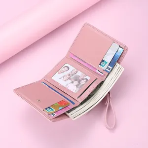 Portefeuille court pour femme rose en cuir PU à trois volets avec fentes pour cartes.