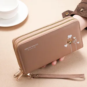 Vista detallada de cartera larga para mujer con cremallera doble y correa de muñeca.