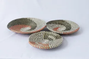 Vista dettagliata del piatto decorativo intrecciato a spirale con trama e motivo tricolore.