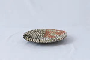 Piatto decorativo intrecciato a mano a spirale a tre colori, ideale per pareti.