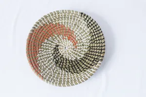 Piatto decorativo intrecciato a spirale tricolore, decorazione da parete in erba naturale.