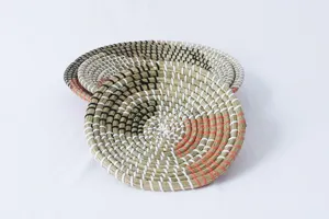Piatto decorativo intrecciato a mano, elegante design a spirale a tre colori per pareti.