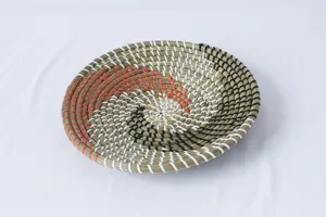 Piatto decorativo in paglia intrecciata a mano con motivo a spirale tricolore, ideale da parete.