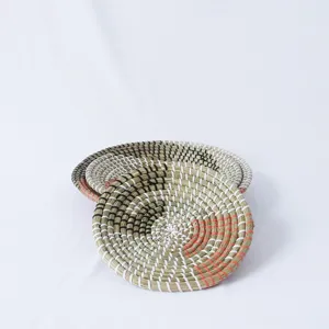 Piatto decorativo intrecciato a mano con motivo a spirale moderno per decorare le pareti.