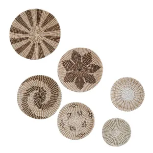 Set di sei cesti da parete intrecciati in erba palustre rotondi decorativi per la casa.