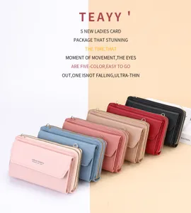 Vue détaillée du portefeuille long pour femme multicolore et du sac bandoulière à double fermeture.