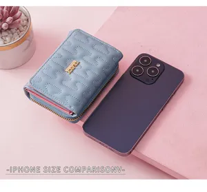 Hellblaue gesteppte Damen Kurzbrieftasche mit Reißverschluss und Kartenfächern. Detailansicht.