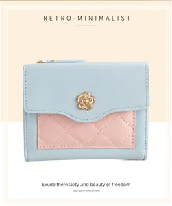 Vue détaillée d'un portefeuille court bleu pastel avec poche matelassée rose et camélia.