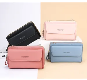 Vue détaillée de sacs de téléphone bandoulière multicolores à double fermeture éclair.