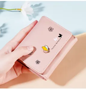 Rosa kurze Damen Geldbörse mit Schmetterling Print und kompaktem Design für den Alltag.