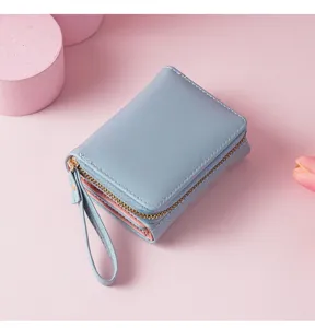 Detailansicht der eleganten kurzen Damenbrieftasche mit Reißverschluss und Handschlaufe.