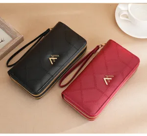 Detailansicht der Damen Stepp Langgeldbörse mit Doppelreißverschluss und praktischer Handschlaufe.