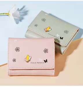 Detailansicht der kurzen Damen Geldbörse mit niedlichem Schmetterling und Blumenmuster.