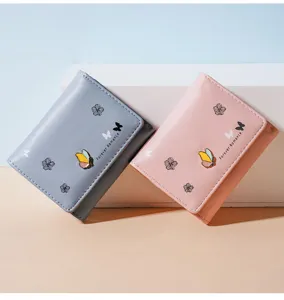 Kurze Damenbrieftasche Detailansicht mit modischem PU-Leder-Design und Schmetterlingsprint.