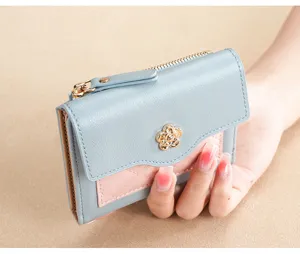 Portefeuille court élégant pour femmes en cuir PU avec fermeture éclair et boucle florale.